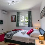 Mihaela With Private Pool, Jacuzzi And Free Secure Parking Apartamento