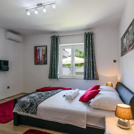 Mihaela With Private Pool, Jacuzzi And Free Secure Parking Apartman