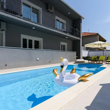 Mihaela With Private Pool, Jacuzzi And Free Secure Parking * Трогир