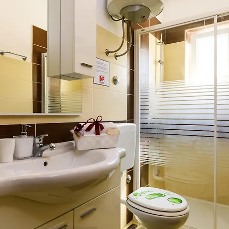 Mihaela With Private Pool, Jacuzzi And Free Secure Parking Трогир