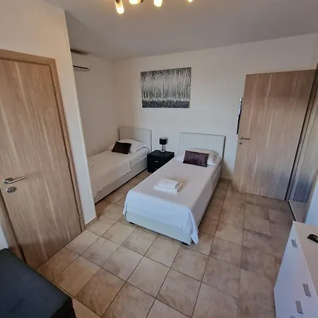 Апартаменты Mihaela With Private Pool, Jacuzzi And Free Secure Parking *