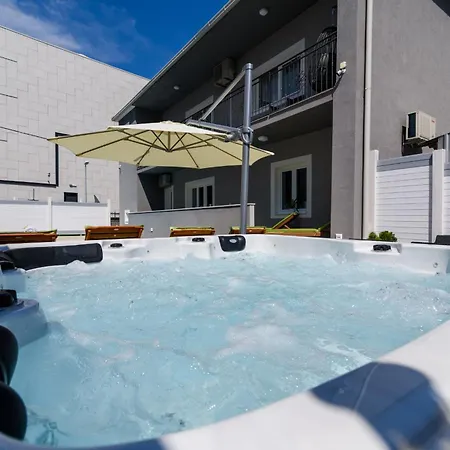 Апартаменты Mihaela With Private Pool, Jacuzzi And Free Secure Parking *