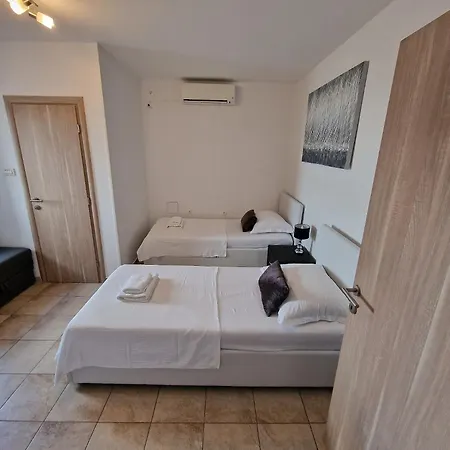 Mihaela With Private Pool, Jacuzzi And Free Secure Parking * Трогир
