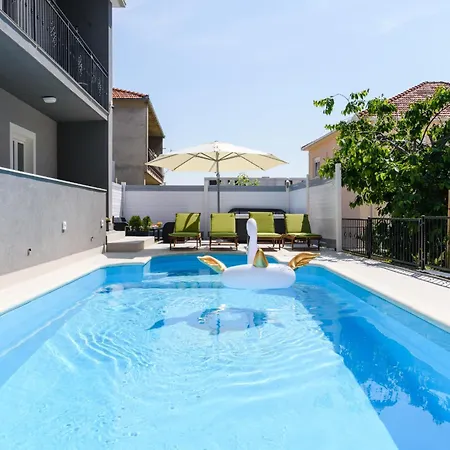 Апартаменты Mihaela With Private Pool, Jacuzzi And Free Secure Parking