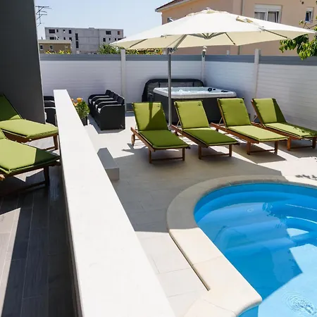Mihaela With Private Pool, Jacuzzi And Free Secure Parking Трогир