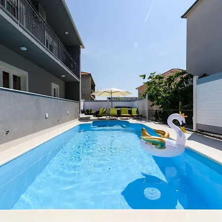 Mihaela With Private Pool, Jacuzzi And Free Secure Parking Апартаменты *
