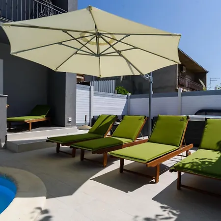 Mihaela With Private Pool, Jacuzzi And Free Secure Parking * Трогир