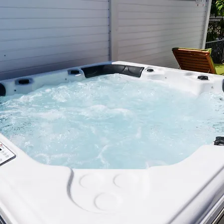 Апартаменты Mihaela With Private Pool, Jacuzzi And Free Secure Parking