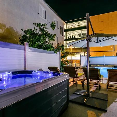 Mihaela With Private Pool, Jacuzzi And Free Secure Parking Апартаменты