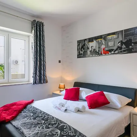 Mihaela With Private Pool, Jacuzzi And Free Secure Parking * Трогир