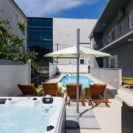 Mihaela With Private Pool, Jacuzzi And Free Secure Parking * Трогир