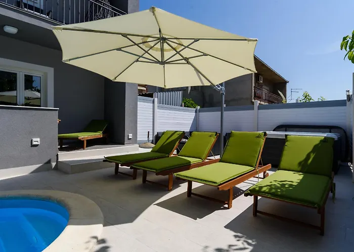 Mihaela With Private Pool, Jacuzzi And Free Secure Parking * Trogir