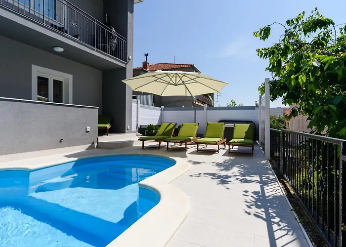 Mihaela With Private Pool, Jacuzzi And Free Secure Parking Trogir