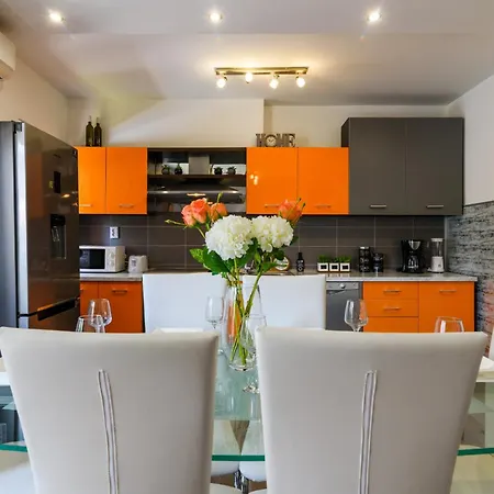 Mihaela With Private Pool, Jacuzzi And Free Secure Parking Apartmán Trogir