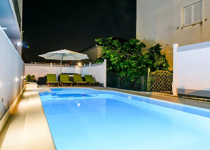 Mihaela With Private Pool, Jacuzzi And Free Secure Parking アパート *