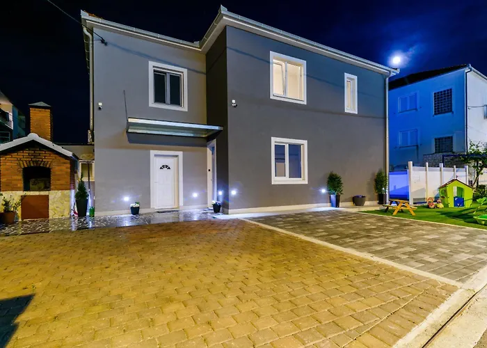 アパート Mihaela With Private Pool, Jacuzzi And Free Secure Parking トロギール