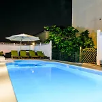Mihaela With Private Pool, Jacuzzi And Free Secure Parking Διαμέρισμα *