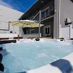 Διαμέρισμα Mihaela With Private Pool, Jacuzzi And Free Secure Parking *