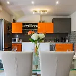 Mihaela With Private Pool, Jacuzzi And Free Secure Parking Διαμέρισμα Τρογκίρ