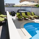 Mihaela With Private Pool, Jacuzzi And Free Secure Parking Τρογκίρ