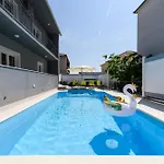 Mihaela With Private Pool, Jacuzzi And Free Secure Parking Διαμέρισμα *