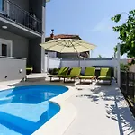 Mihaela With Private Pool, Jacuzzi And Free Secure Parking Τρογκίρ