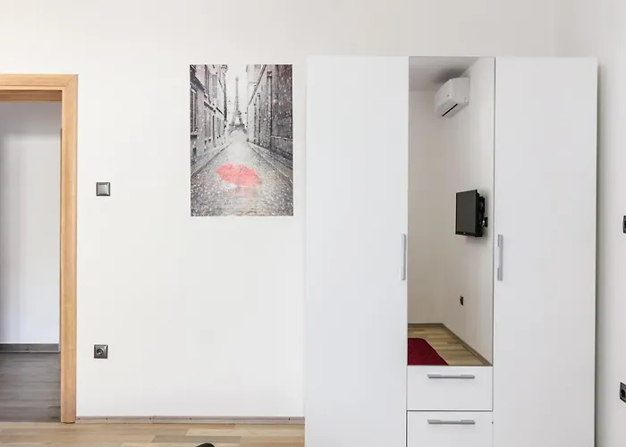 Lägenhet Mihaela With Private Pool, Jacuzzi And Free Secure Parking Trogir