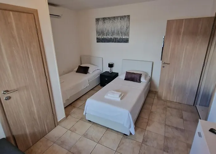 Lägenhet Mihaela With Private Pool, Jacuzzi And Free Secure Parking *