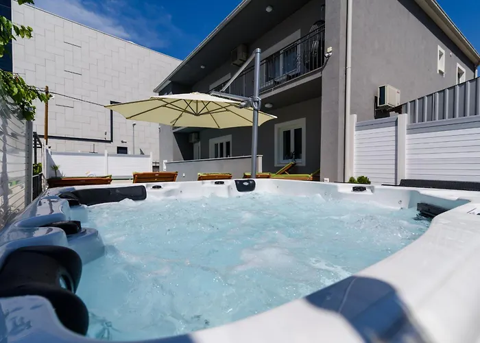 Lägenhet Mihaela With Private Pool, Jacuzzi And Free Secure Parking *