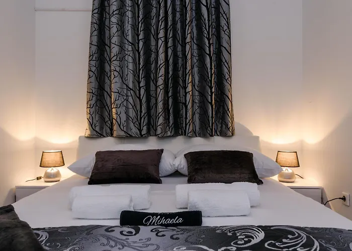 Mihaela With Private Pool, Jacuzzi And Free Secure Parking