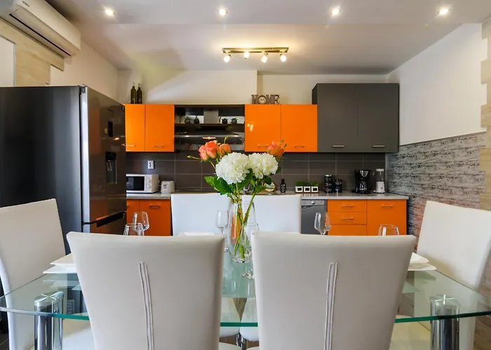 Mihaela With Private Pool, Jacuzzi And Free Secure Parking Lägenhet Trogir