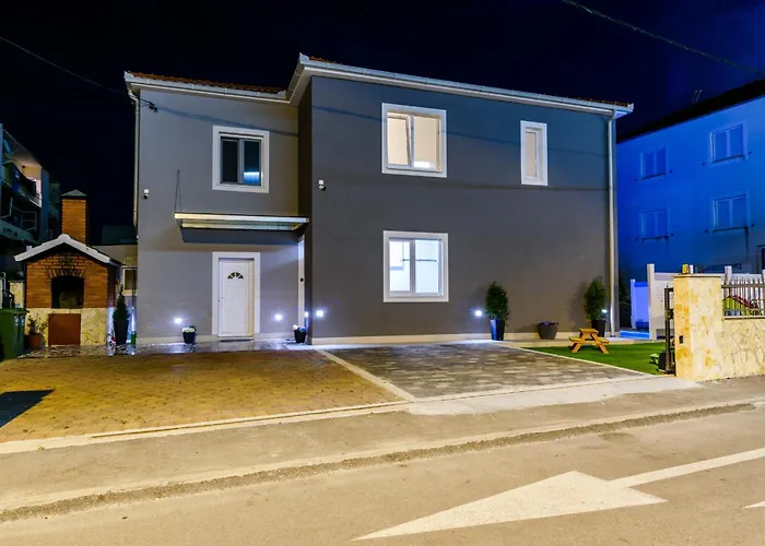 Mihaela With Private Pool, Jacuzzi And Free Secure Parking Trogir