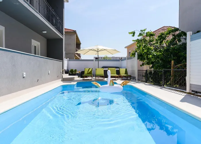 Lägenhet Mihaela With Private Pool, Jacuzzi And Free Secure Parking