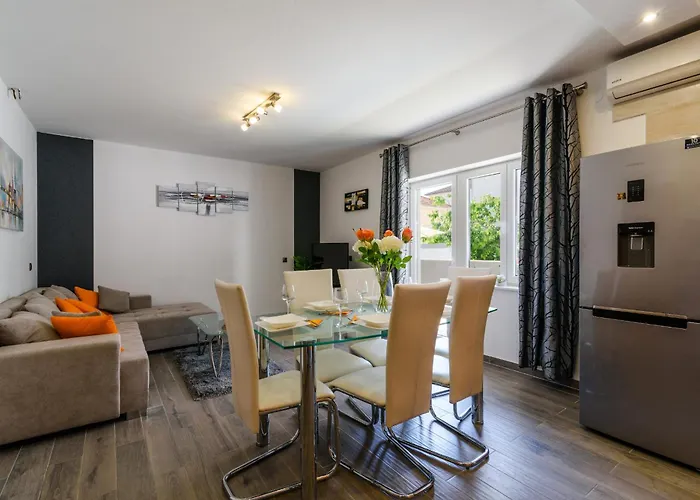 Lägenhet Mihaela With Private Pool, Jacuzzi And Free Secure Parking Trogir