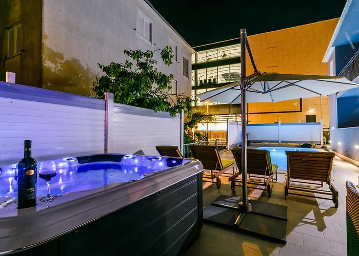 Mihaela With Private Pool, Jacuzzi And Free Secure Parking Lägenhet