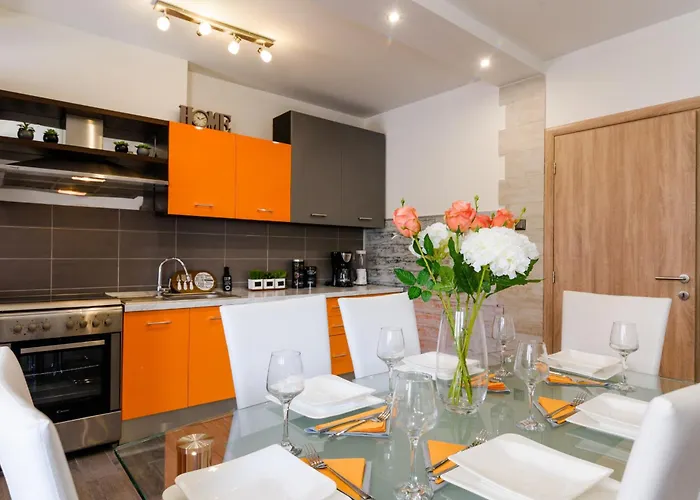 Mihaela With Private Pool, Jacuzzi And Free Secure Parking Lägenhet Trogir