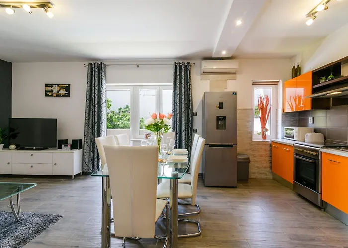 Mihaela With Private Pool, Jacuzzi And Free Secure Parking